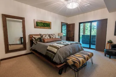 Mountain Modern River Retreat one mile from Glacier Park & 30 mi from Whitefish! Hotels near Siyeh Pass