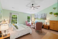 Delightful Duck Farm Cottage, 5 Min Walk to State Park! Gated, a Hidden Gem!