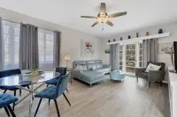 Charming Sweet Daisy overlooking stunning new pool in awesome Southside Village!
