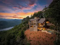 SkyHaüs @Lake Burton - World-Class Views, Infinity Hot Tub, 3 Grills, & Porches. Hotels in 