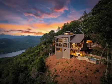 SkyHaüs @Lake Burton - World-Class Views, Infinity Hot Tub, 3 Grills, & Porches.