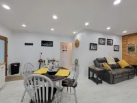 Cottage By The Park Home of The Big Things