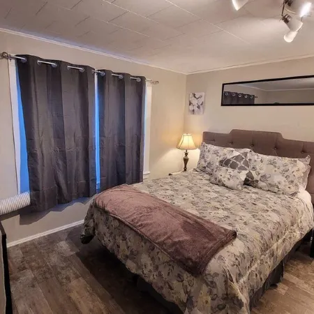 1-Bd Bungalow/Free Parking/Nice Space for 2