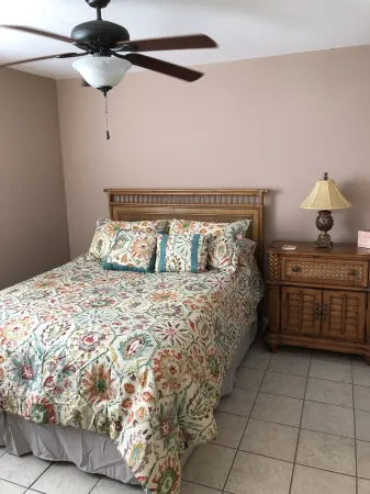 Precious Condo, 3 Blocks to Beach.. Happy Place! Отели в г. Мельбурн