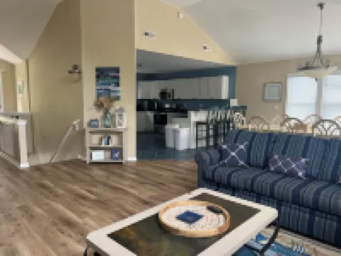 Heart of Duck!!  Heated Pool, Hot Tub, Golf Cart