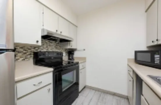 Spacious home with Pool Table 10 minutes from Beaches and Speedway
