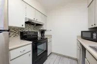 Spacious home with Pool Table 10 minutes from Beaches and Speedway