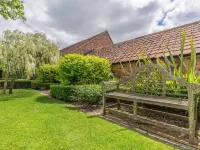 Pigsty Cottage - Luxurious apartment within orangery Hotels in Melksham