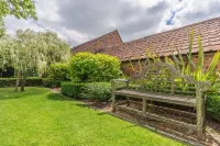 Pigsty Cottage - Luxurious apartment within orangery