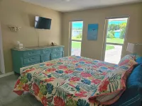 Beautiful heated pool & spa home, walk to Shamrock Park and close to beaches. Hotels in South Venice