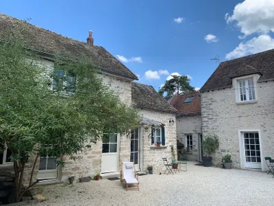 Charmantes Renoviertes Haus in Altem Anwesen mit Privatem Innenhof und Parkplatz