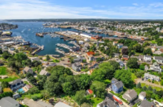 Newly Renovated Luxury 5Br Home + Office, Walk to Beach & Town