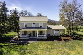 Historic Dunn Ranch Ashland Oregon. Sleeps 12 to 14 Great for large groups.