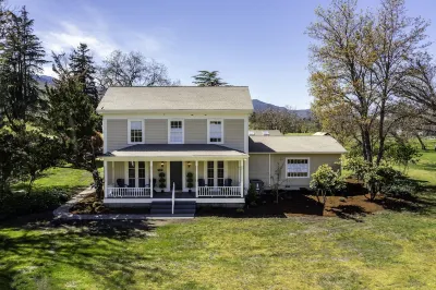 Historic Dunn Ranch Ashland Oregon. Sleeps 12 to 14 Great for large groups. Hotels near Fish Lake