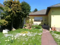 large comfortable house for 2 to 6 people, directly on the Moselle, with WiFi