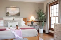 Large Upscale Paris Mountain Home with a Hot Tub