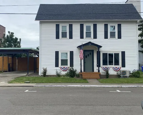 Eclectic cottage, steps from downtown Hotels in Carlton