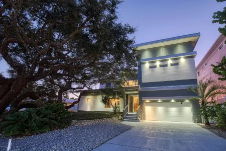 NEW Private Million Dollar Riverfront Retreat Отели в г. Уилбур-бай--Си