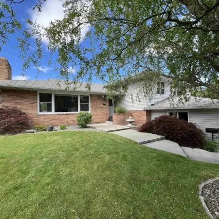 Clarkston House with pool! Relax and enjoy with family and friends