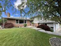 Clarkston House with pool! Relax and enjoy with family and friends