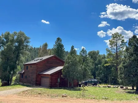 Beautiful log home-dog friendly, creek & mountain views,close to national parks