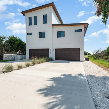 Beachfront Luxury, New, Modern Oceanview Retreat!