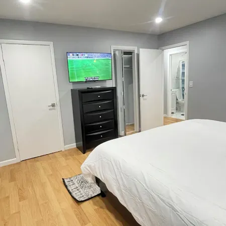Sophisticated Suite Near JFK Airport Отели рядом с достопримечательностью «Железнодорожная станция JFK Air Train»