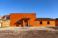 Zion Edge Retreat, new building with hot tub.