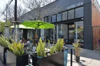 Charming garden Hideaway apartment in Belmont Heights. Abundant outdoor seating.