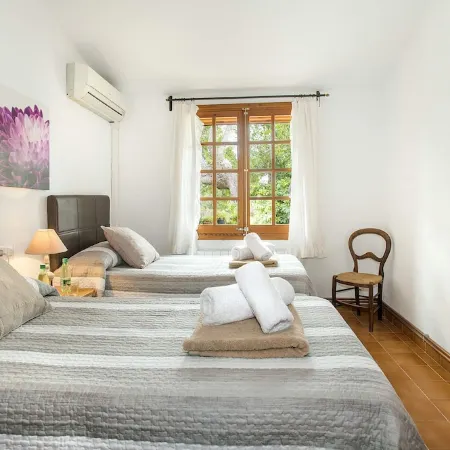 3 Bedrooms, 2 bathrooms, enbeded into the natural mediterranean surrounding.