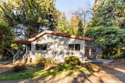 Earthworks Art House Hotels near Thor's Well