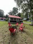 Welcoming Eagle Bay Cottage — 2 min walk to private Fourth Lake beach!