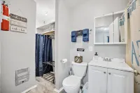 Rustic Spacious Studio/Aurora area/Sleeps 2/Pet Friendly/FREE WI-FI & Parking Hotel dekat Paramount Theatre