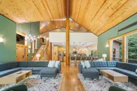 4000sqft, 1-acre Custom Cabin Retreat w Game Room, Hot Tub & Sauna @Mt Hood