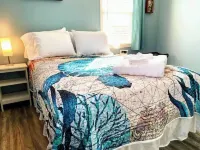 Cozy ranch, minutes from both historic downtown Savannah and Tybee Beaches.
