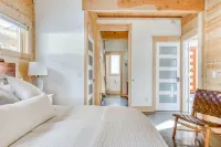 Boutique Cabin. Beautiful. Luxurious. Hot Tub. Path to Beach.