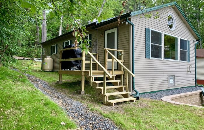 Private lake-front cabin with walk-in access to water, next to state park.