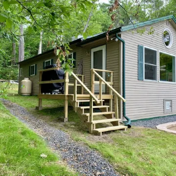 Private lake-front cabin with walk-in access to water, next to state park.