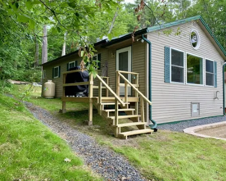 Private lake-front cabin with walk-in access to water, next to state park. Hotels in Castleton