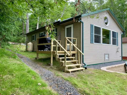 Private lake-front cabin with walk-in access to water, next to state park.