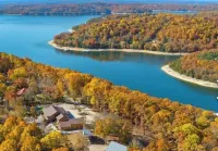 Eureka Springs, AR. Cozy log cabin studio, sleeps 2-4.Lake view- 15 min to town