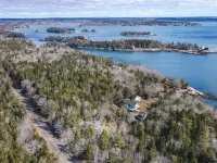 Boothbay area -- Newly renovated, near ocean, short drive to Botanical Gardens Hotels in Southport