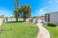 Urban Oasis in Central Phx Single Level Patio Home ~Sleeps 8 Wfh WiFi+Patio+Pool Hotels in North Mountain