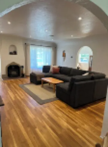 1 king bed 1 queen bed 2 bedroom house with AC, WiFi and washer and dryer