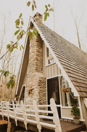 Charmed @CherryHideaway - 1970s Vintage Modern - Mountain A-Frame - Dog Friendly