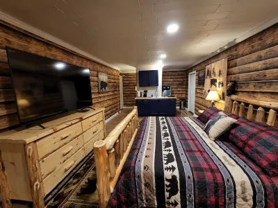 Modern & Rustic Apt (3beds) Across From Natl Park!