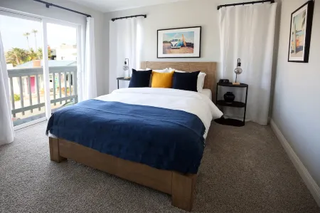 Steps2Beach: Game Room, Roof Deck & Firepit, Ensuite BRs, Family & Pet Friendly