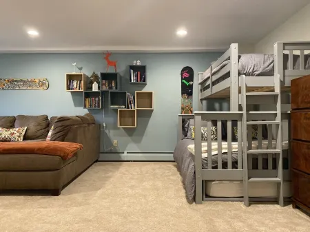 Spacious Townhome with breathtaking views of Mount Snow. 5 min Shuttle to ski Отели в г. Довер