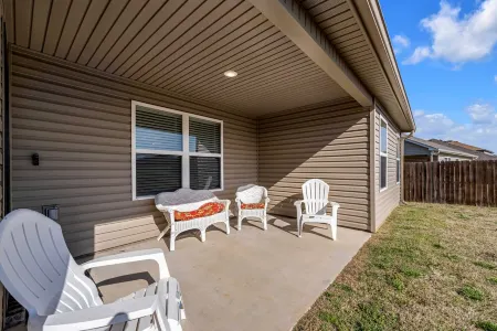 Lakewood Lounge - Quiet Area, Walking Trails, Community Park