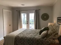 Fully Renovated Historic Home with bluff views of Missouri River & Valley アチソンのホテル